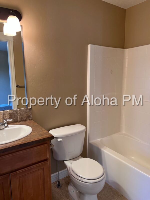 Adorable 3 Bedroom 2.5 Bathroom off the Bench! property image