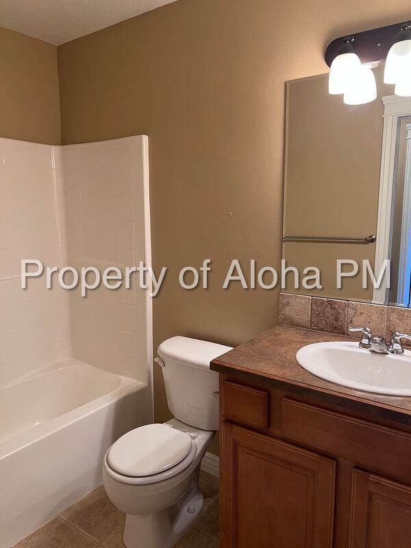 Adorable 3 Bedroom 2.5 Bathroom off the Bench! property image