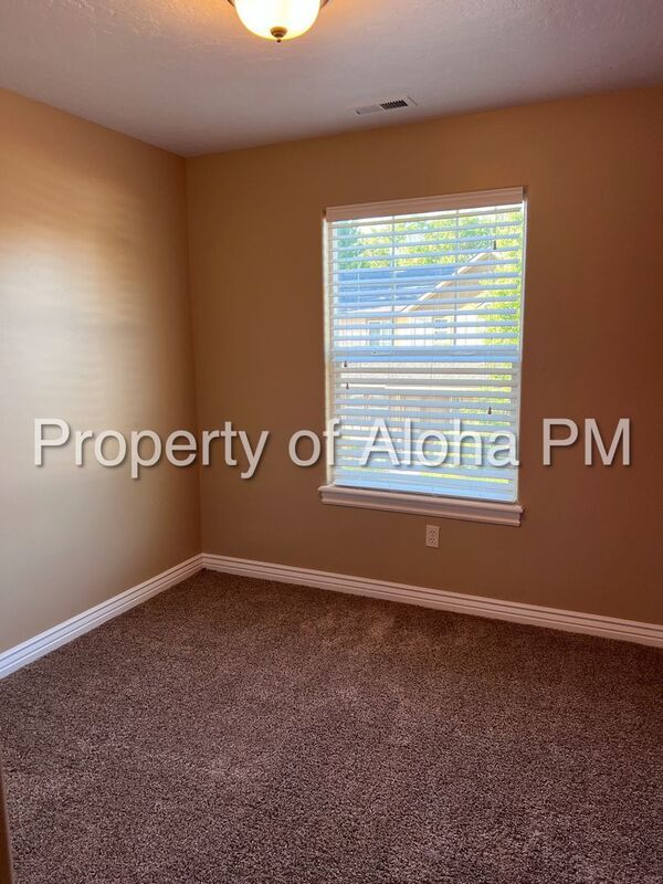 Adorable 3 Bedroom 2.5 Bathroom off the Bench! property image