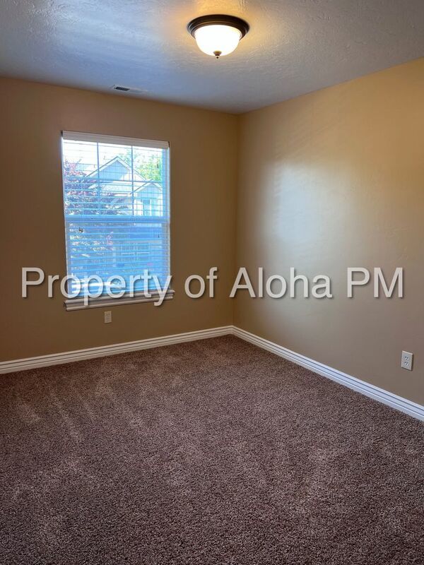 Adorable 3 Bedroom 2.5 Bathroom off the Bench! property image