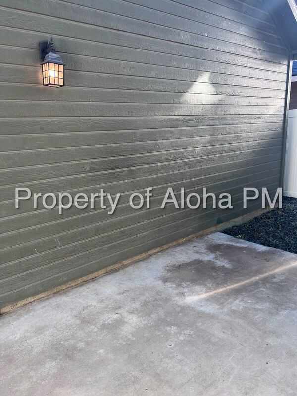 Adorable 3 Bedroom 2.5 Bathroom off the Bench! property image