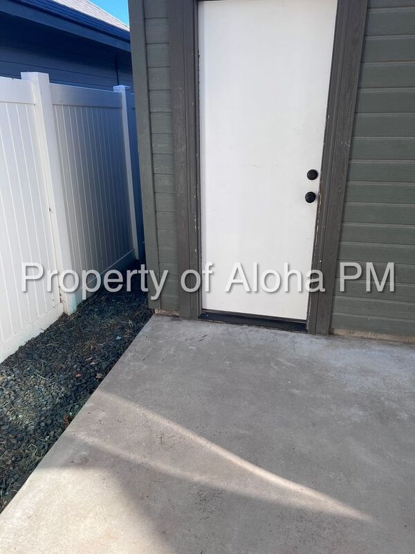Adorable 3 Bedroom 2.5 Bathroom off the Bench! property image