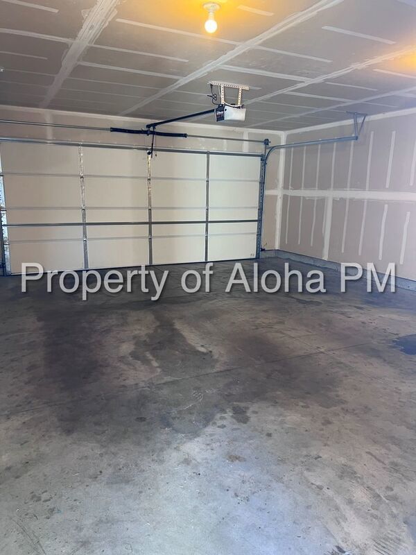 Adorable 3 Bedroom 2.5 Bathroom off the Bench! property image