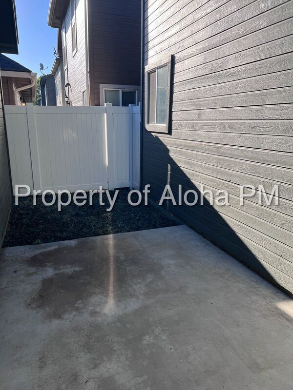 Adorable 3 Bedroom 2.5 Bathroom off the Bench! property image