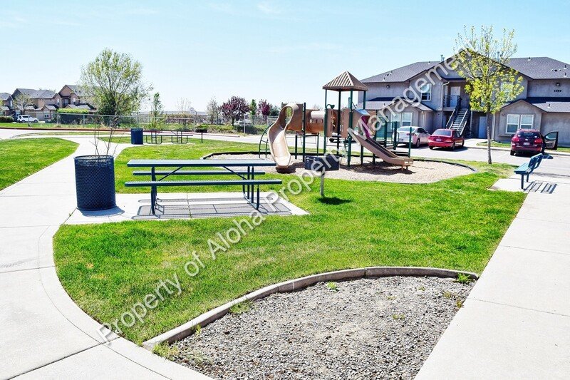 Comfy 2 Bedroom 2 Bathroom off of Pine in Meridian! property image
