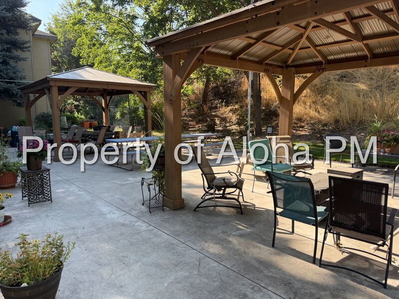 DELIGHTFUL SECLUSION! 1 BED 1 BATH IN A GREAT LOCATION! property image