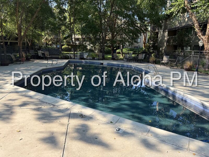 DELIGHTFUL SECLUSION! 1 BED 1 BATH IN A GREAT LOCATION! property image