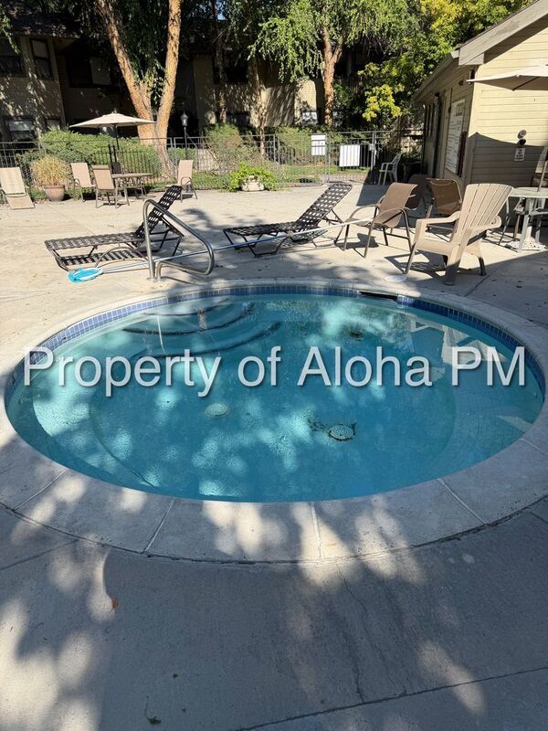 DELIGHTFUL SECLUSION! 1 BED 1 BATH IN A GREAT LOCATION! property image