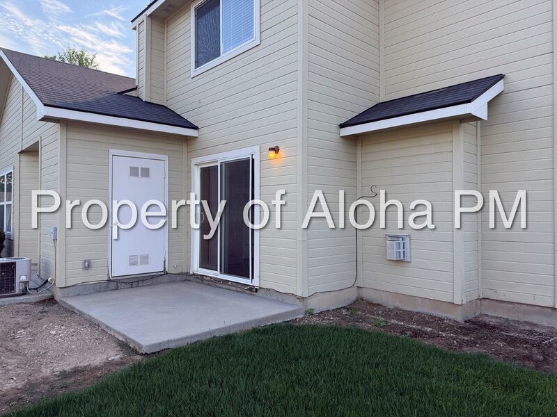 Cozy 2 bedroom, 1.5 bath townhome-style apartment in Nampa property image